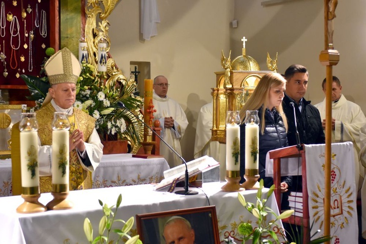 Bojanice. Abp Mokrzycki dał im relikwie św. Jana Pawła II