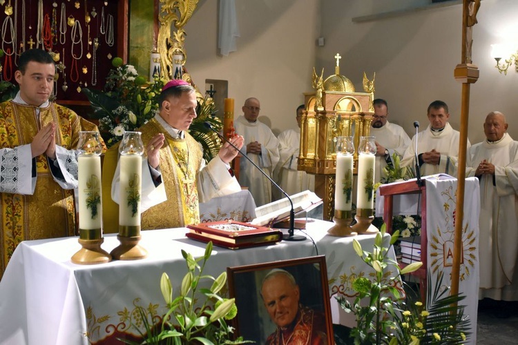 Bojanice. Abp Mokrzycki dał im relikwie św. Jana Pawła II