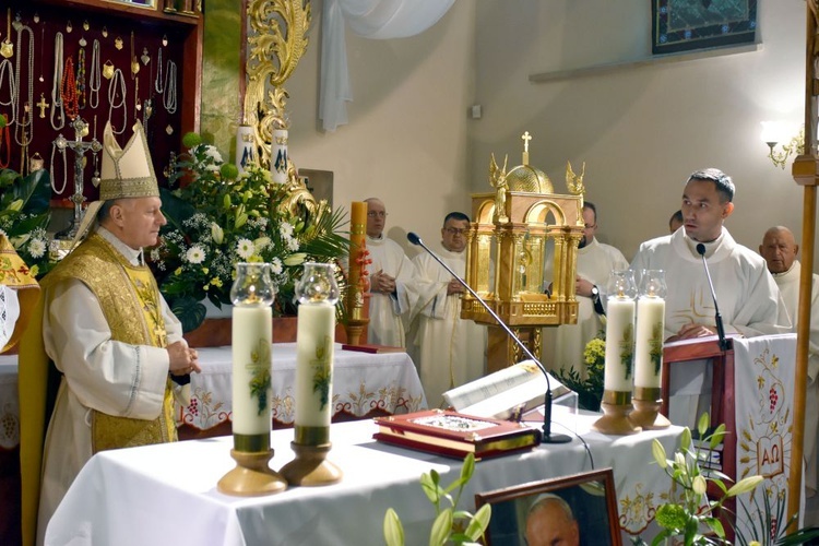 Bojanice. Abp Mokrzycki dał im relikwie św. Jana Pawła II