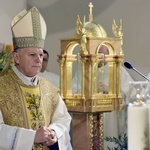 Bojanice. Abp Mokrzycki dał im relikwie św. Jana Pawła II