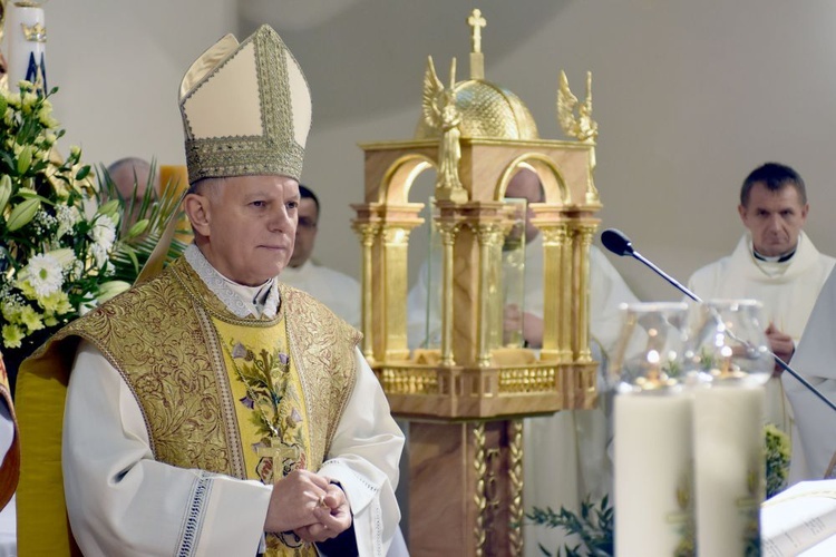 Bojanice. Abp Mokrzycki dał im relikwie św. Jana Pawła II