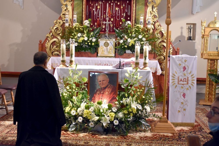 Bojanice. Abp Mokrzycki dał im relikwie św. Jana Pawła II