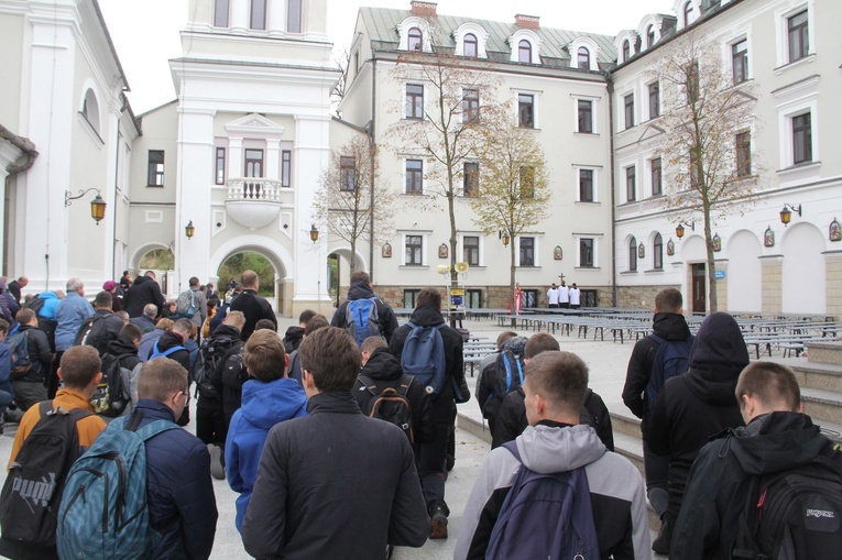Tuchów. Pielgrzymka na 25-lecie Towarzystwa Przyjaciół WSD w Tarnowie
