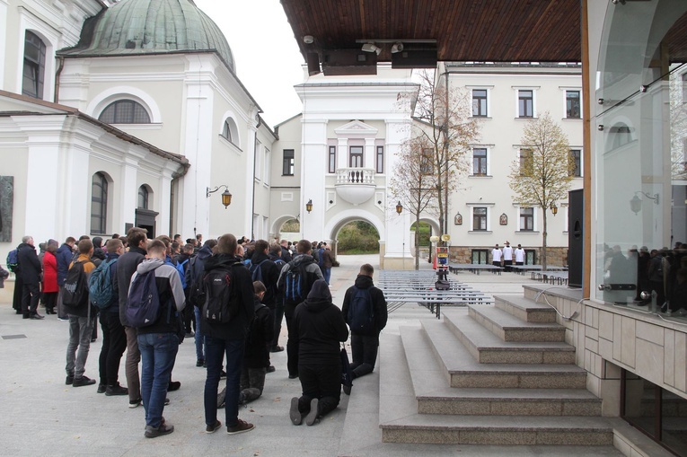 Tuchów. Pielgrzymka na 25-lecie Towarzystwa Przyjaciół WSD w Tarnowie