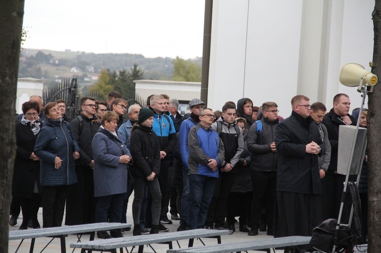 Tuchów. Pielgrzymka na 25-lecie Towarzystwa Przyjaciół WSD w Tarnowie