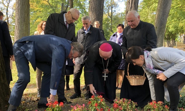 Uroczystość tradycyjnie zakończyła się sadzeniem cebulek żonkili w ogrodzie przy hospicjum.