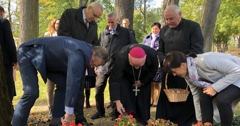 Uroczystość tradycyjnie zakończyła się sadzeniem cebulek żonkili w ogrodzie przy hospicjum.