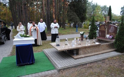 Pochówek 16 dzieci na cmentarzu komunalnym w Stalowej Woli.