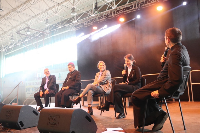 V Diecezjalne Spotkanie Młodzieży - panel dyskusyjny, pokaz grup