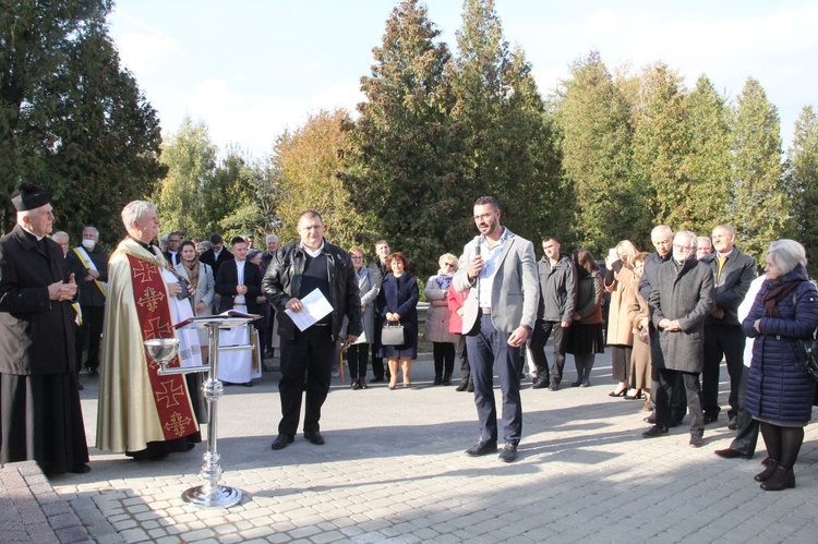 Dębica. Poświęcenie pomnika i pochówek dzieci utraconych