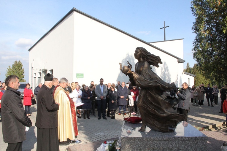 Dębica. Poświęcenie pomnika i pochówek dzieci utraconych