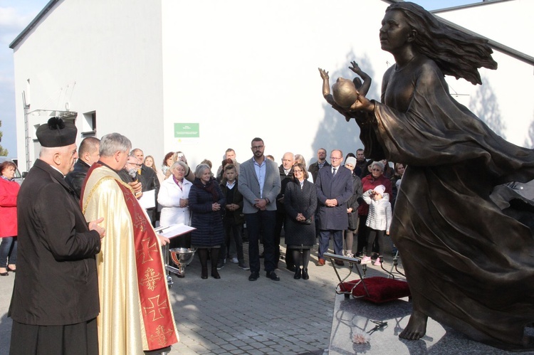 Dębica. Poświęcenie pomnika i pochówek dzieci utraconych