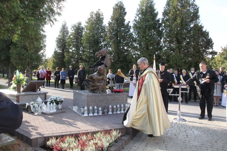 Dębica. Poświęcenie pomnika i pochówek dzieci utraconych