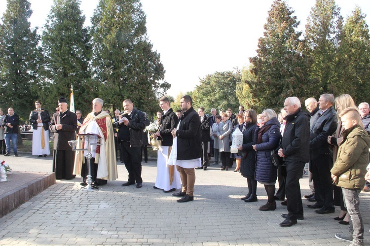 Dębica. Poświęcenie pomnika i pochówek dzieci utraconych