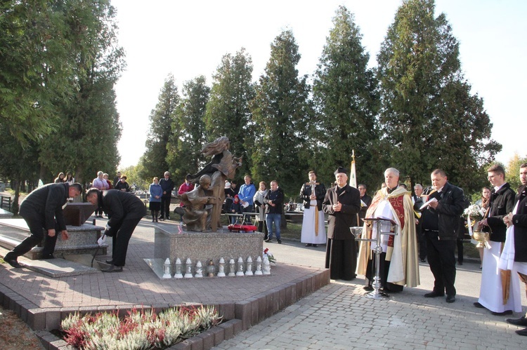 Dębica. Poświęcenie pomnika i pochówek dzieci utraconych