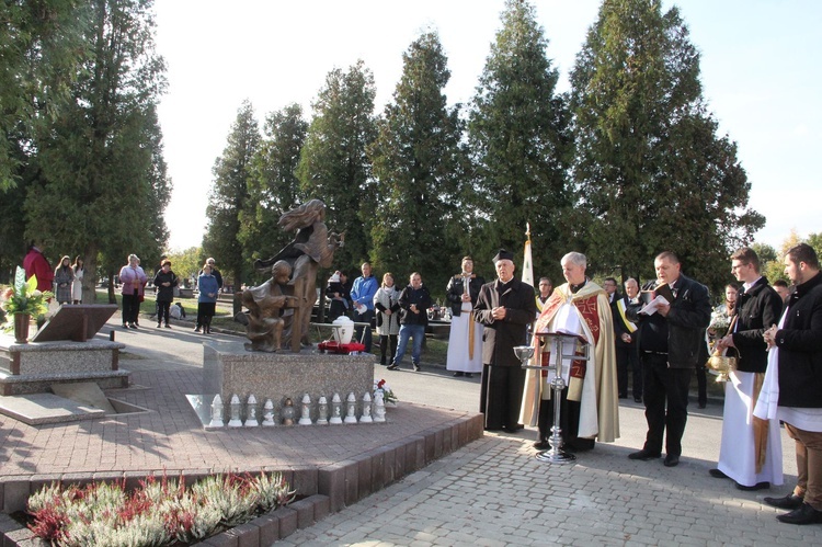 Dębica. Poświęcenie pomnika i pochówek dzieci utraconych