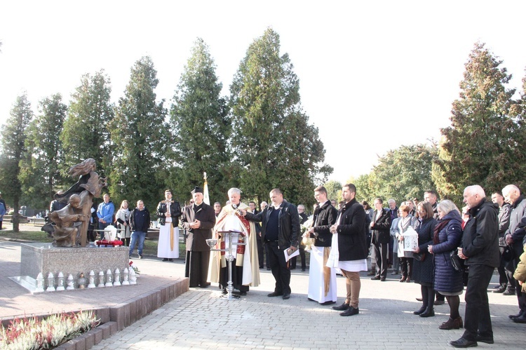 Dębica. Poświęcenie pomnika i pochówek dzieci utraconych