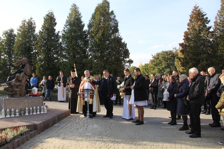 Dębica. Poświęcenie pomnika i pochówek dzieci utraconych