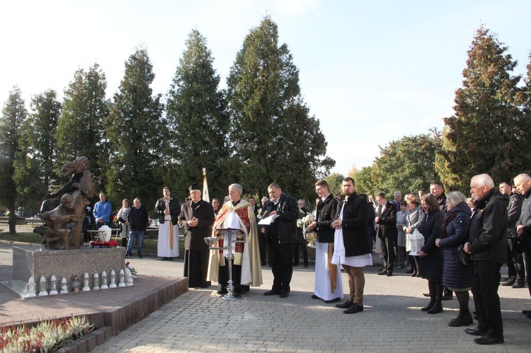 Dębica. Poświęcenie pomnika i pochówek dzieci utraconych