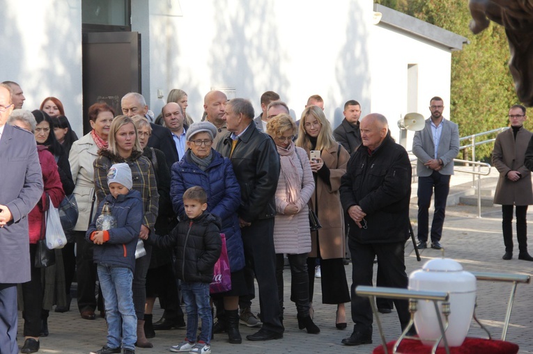 Dębica. Poświęcenie pomnika i pochówek dzieci utraconych