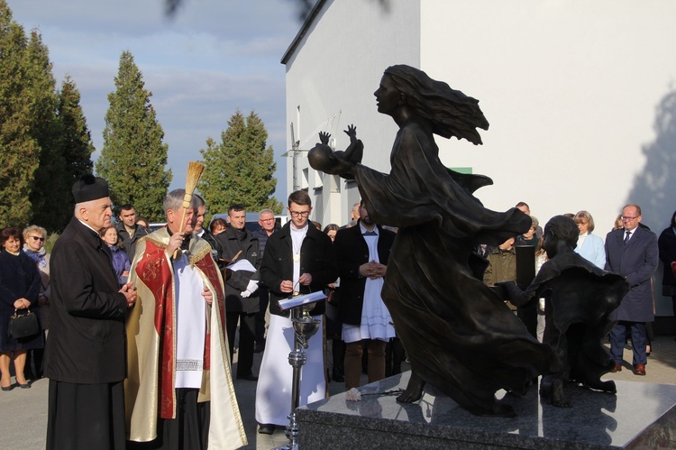 Dębica. Poświęcenie pomnika i pochówek dzieci utraconych