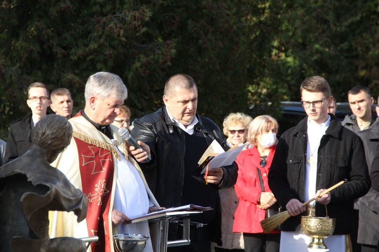 Dębica. Poświęcenie pomnika i pochówek dzieci utraconych