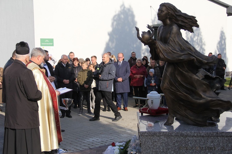 Dębica. Poświęcenie pomnika i pochówek dzieci utraconych