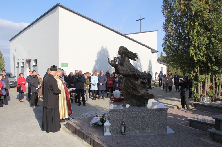 Dębica. Poświęcenie pomnika i pochówek dzieci utraconych