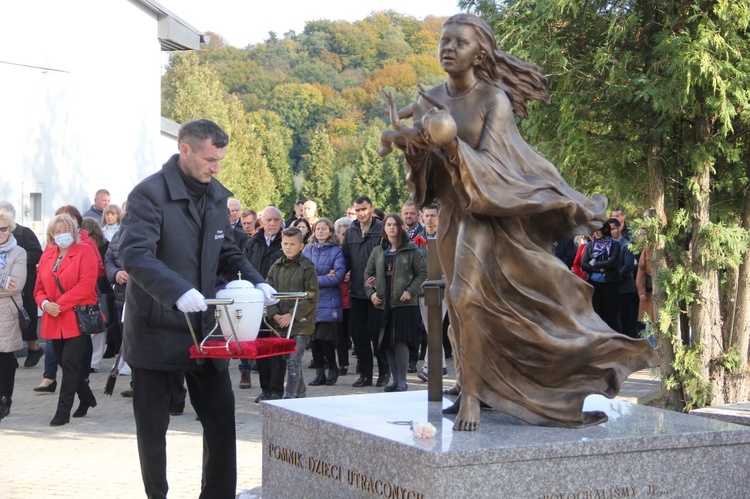 Dębica. Poświęcenie pomnika i pochówek dzieci utraconych