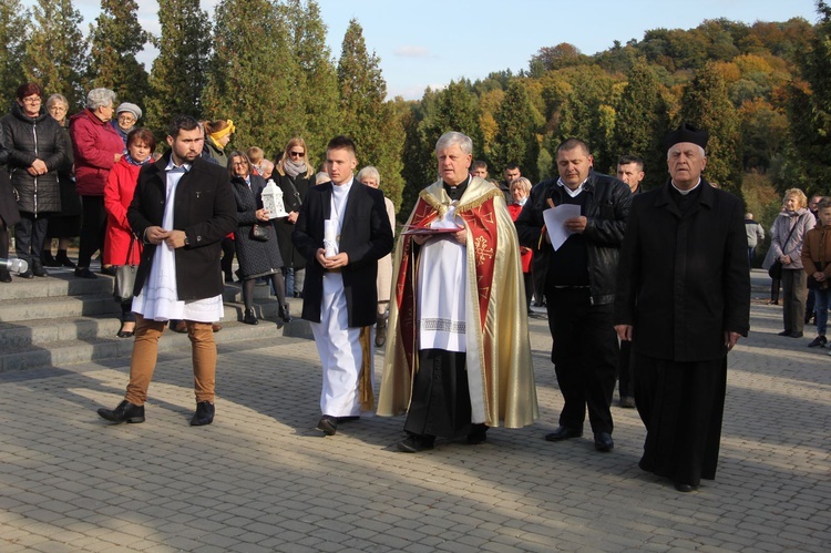 Dębica. Poświęcenie pomnika i pochówek dzieci utraconych