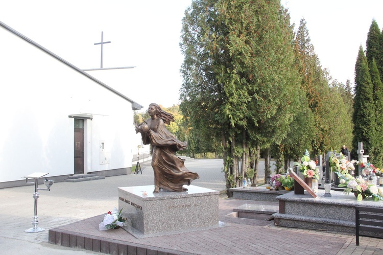 Dębica. Poświęcenie pomnika i pochówek dzieci utraconych