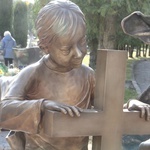 Dębica. Poświęcenie pomnika i pochówek dzieci utraconych