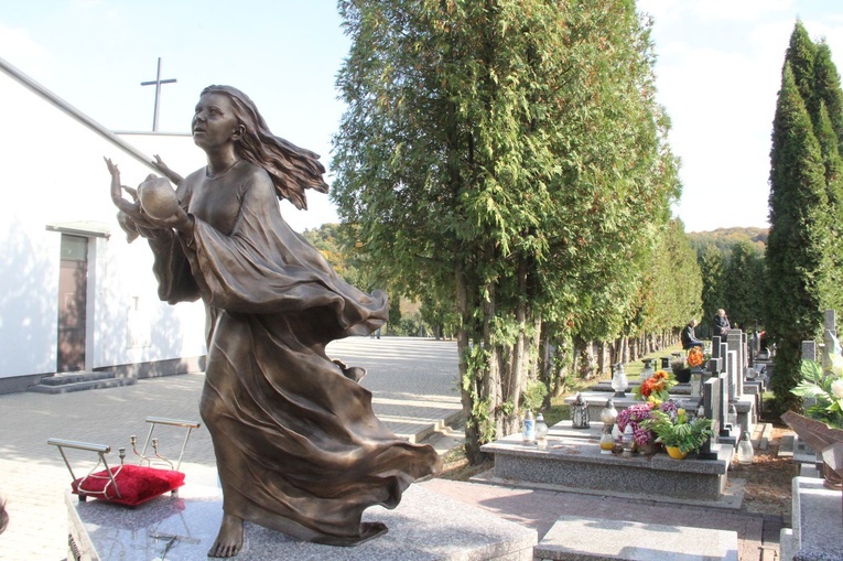 Dębica. Poświęcenie pomnika i pochówek dzieci utraconych