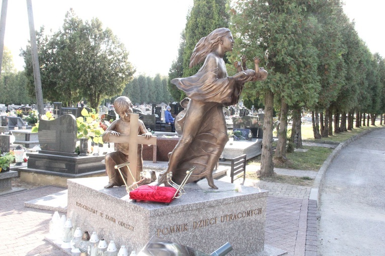 Dębica. Poświęcenie pomnika i pochówek dzieci utraconych