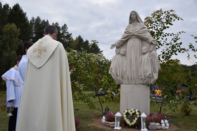 Jastrzębia Góra. Poświęcenie pomnika Dziecka Utraconego 