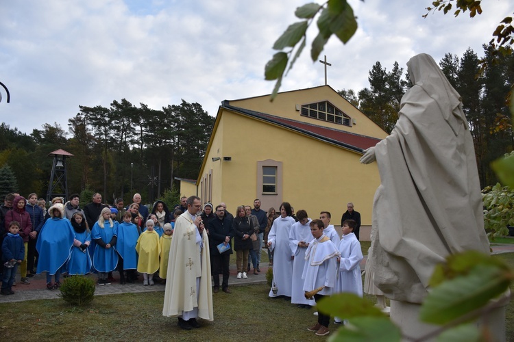 Jastrzębia Góra. Poświęcenie pomnika Dziecka Utraconego 