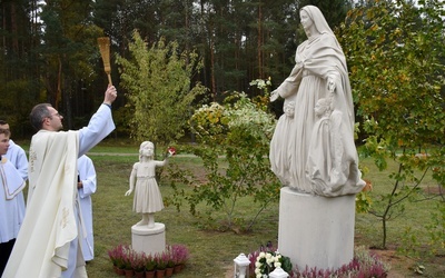 Pomnik został poświęcony przez o. Tomasza Klina SJ, proboszcza parafii. 