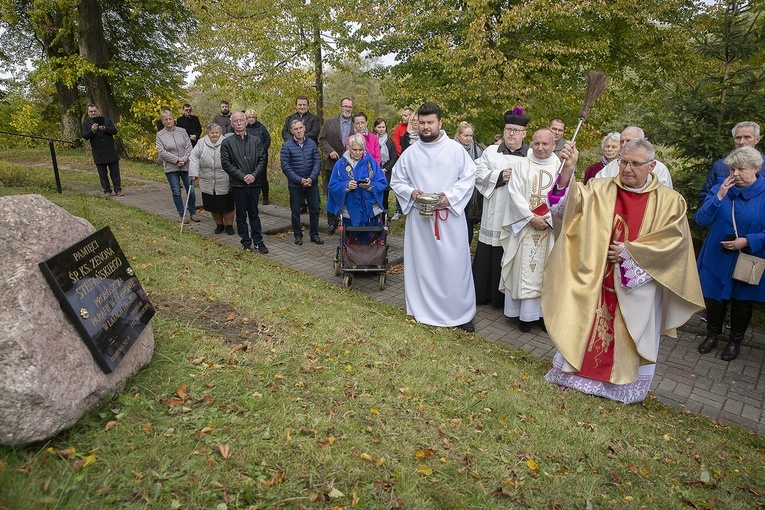 Pamiątkowa tablica w Dobrowie