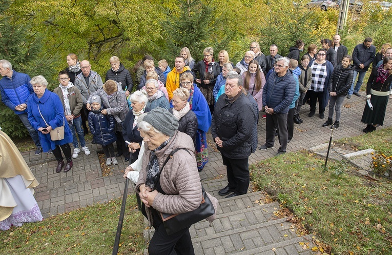 Pamiątkowa tablica w Dobrowie