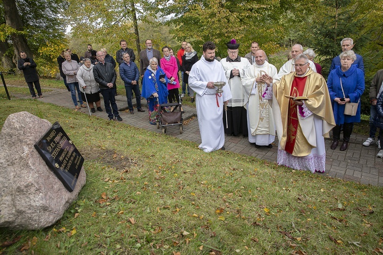 Pamiątkowa tablica w Dobrowie