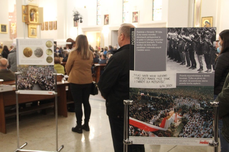 Dąbrowa Tarnowska. Wprowadzenie relikwii bł. kard. Wyszyńskiego