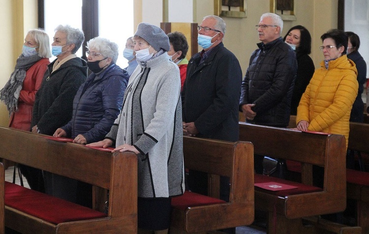 Parafialnie zespoły Caritas na podsumowaniu programu pomocy żywnościowej w Janowicach