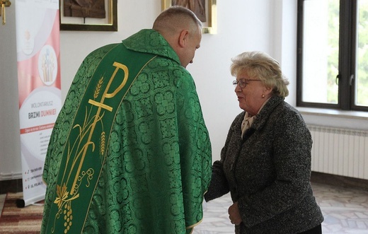 Parafialnie zespoły Caritas na podsumowaniu programu pomocy żywnościowej w Janowicach