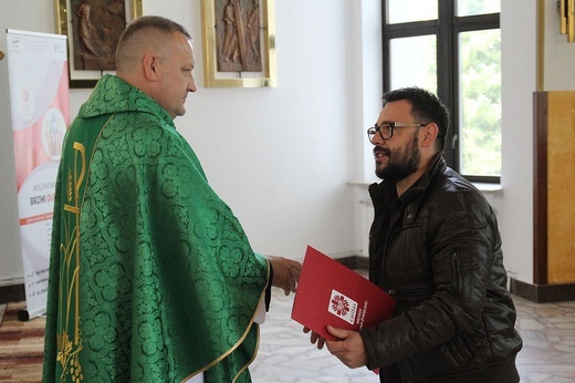 Parafialnie zespoły Caritas na podsumowaniu programu pomocy żywnościowej w Janowicach