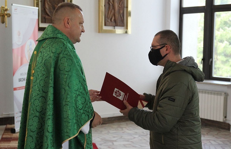 Parafialnie zespoły Caritas na podsumowaniu programu pomocy żywnościowej w Janowicach