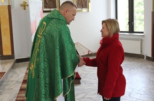 Parafialnie zespoły Caritas na podsumowaniu programu pomocy żywnościowej w Janowicach