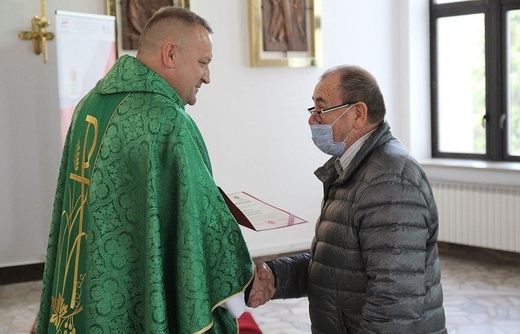 Parafialnie zespoły Caritas na podsumowaniu programu pomocy żywnościowej w Janowicach