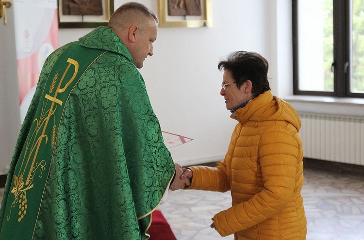 Parafialnie zespoły Caritas na podsumowaniu programu pomocy żywnościowej w Janowicach