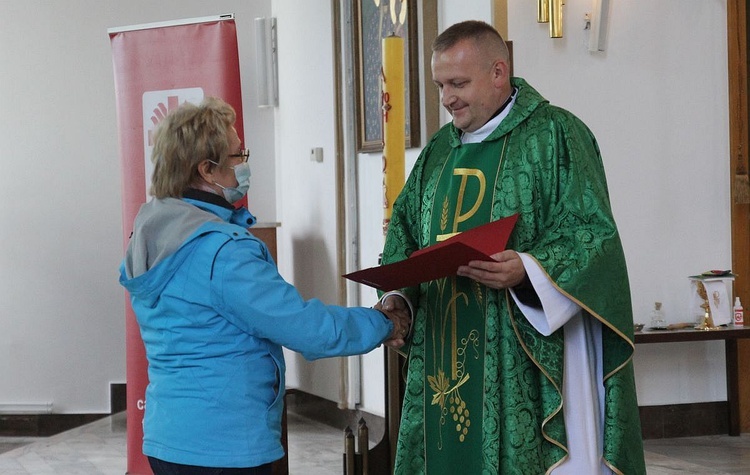 Parafialnie zespoły Caritas na podsumowaniu programu pomocy żywnościowej w Janowicach