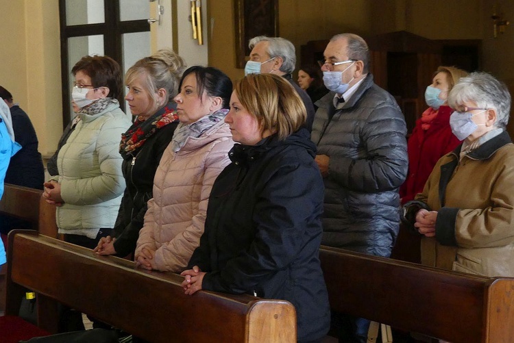 Parafialnie zespoły Caritas na podsumowaniu programu pomocy żywnościowej w Janowicach